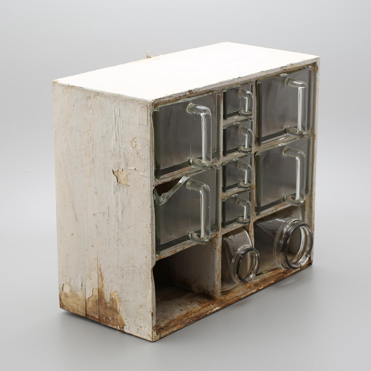 KRYDDHYLLA, trä med glasskäppor, "Reda", 1900-talets första hälft.