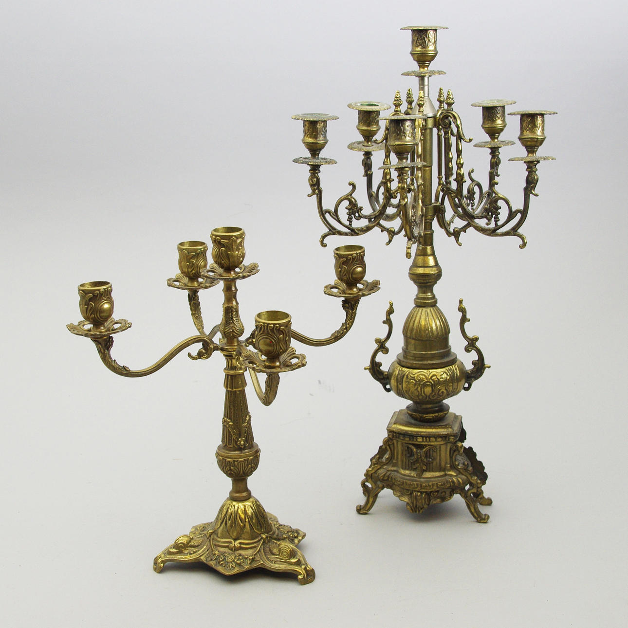 KANDELABRAR, 2 stycken, bronserad metall, rokokostil, 1900-tal.