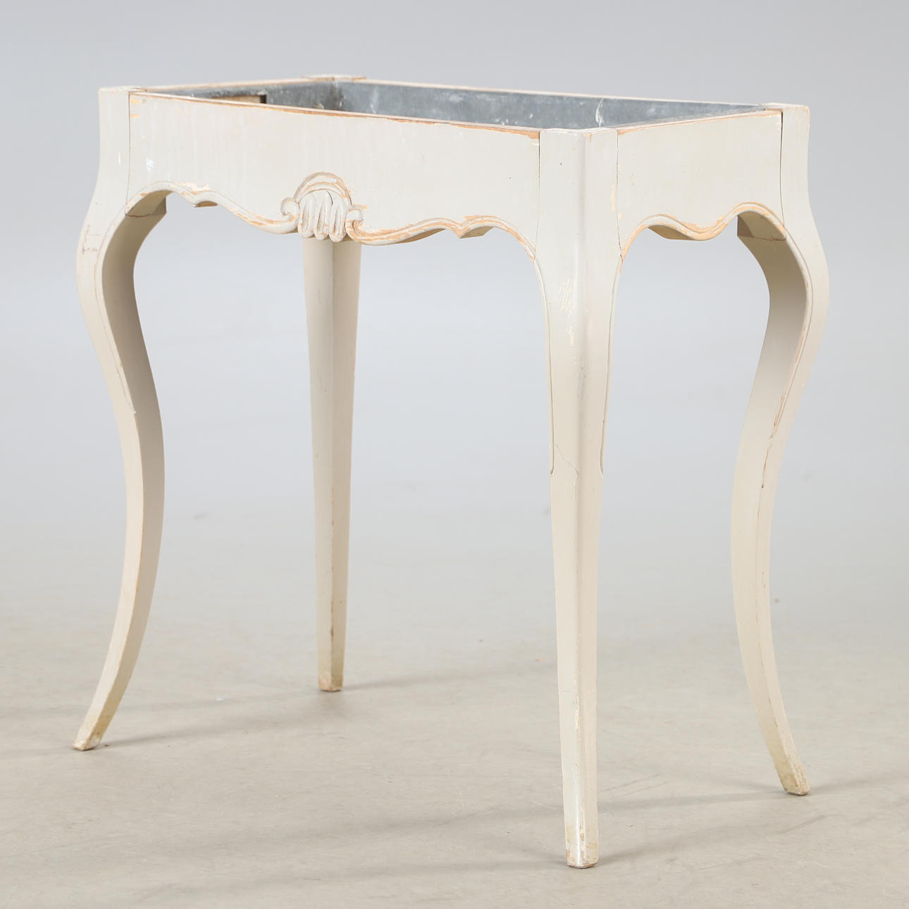 BLOMBORD, gråmålat trä, 1900-tal.