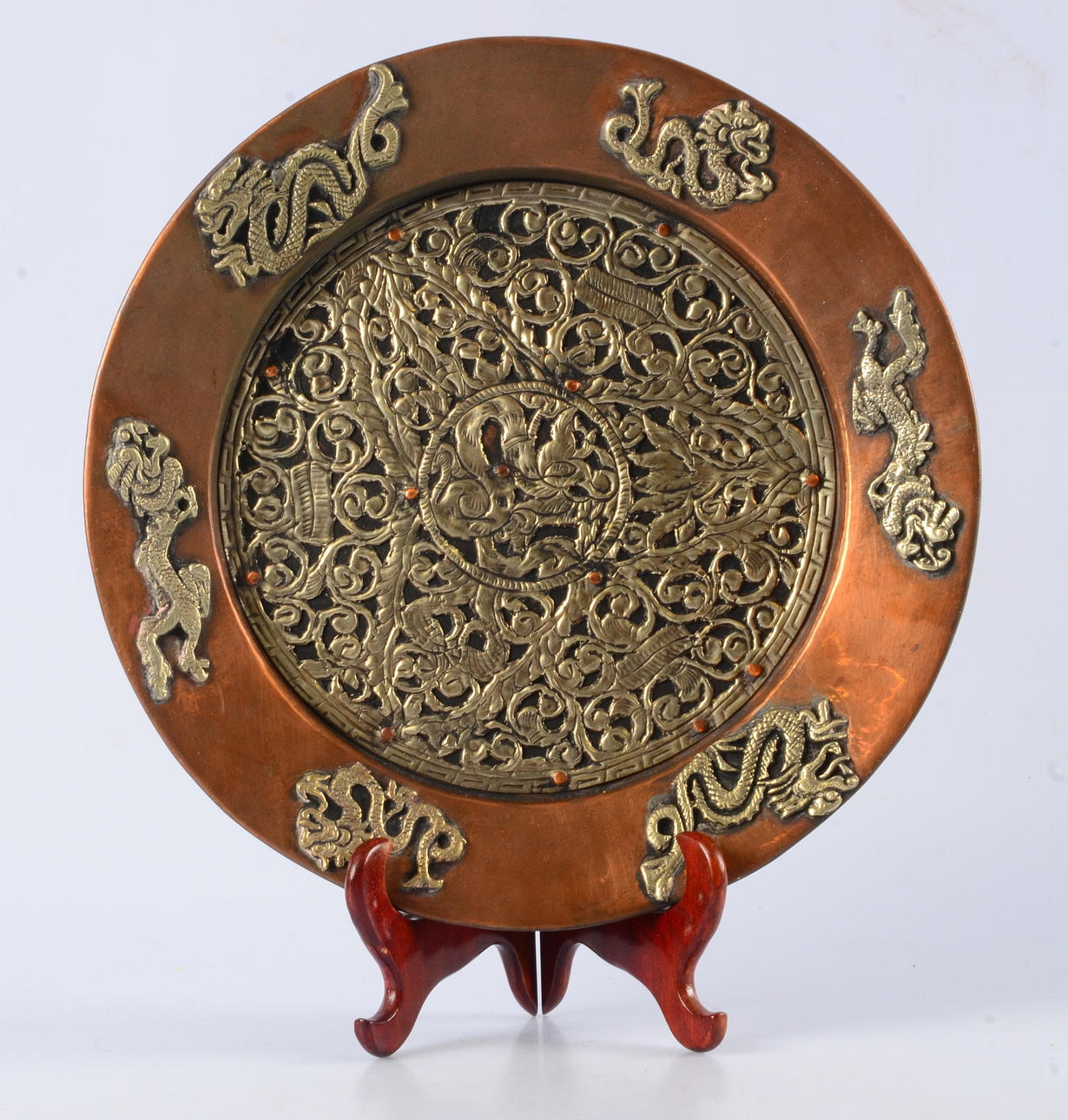 ORIENTALISKT FAT, koppar med inläggningar av drakar, 1900-talets andra hälft.