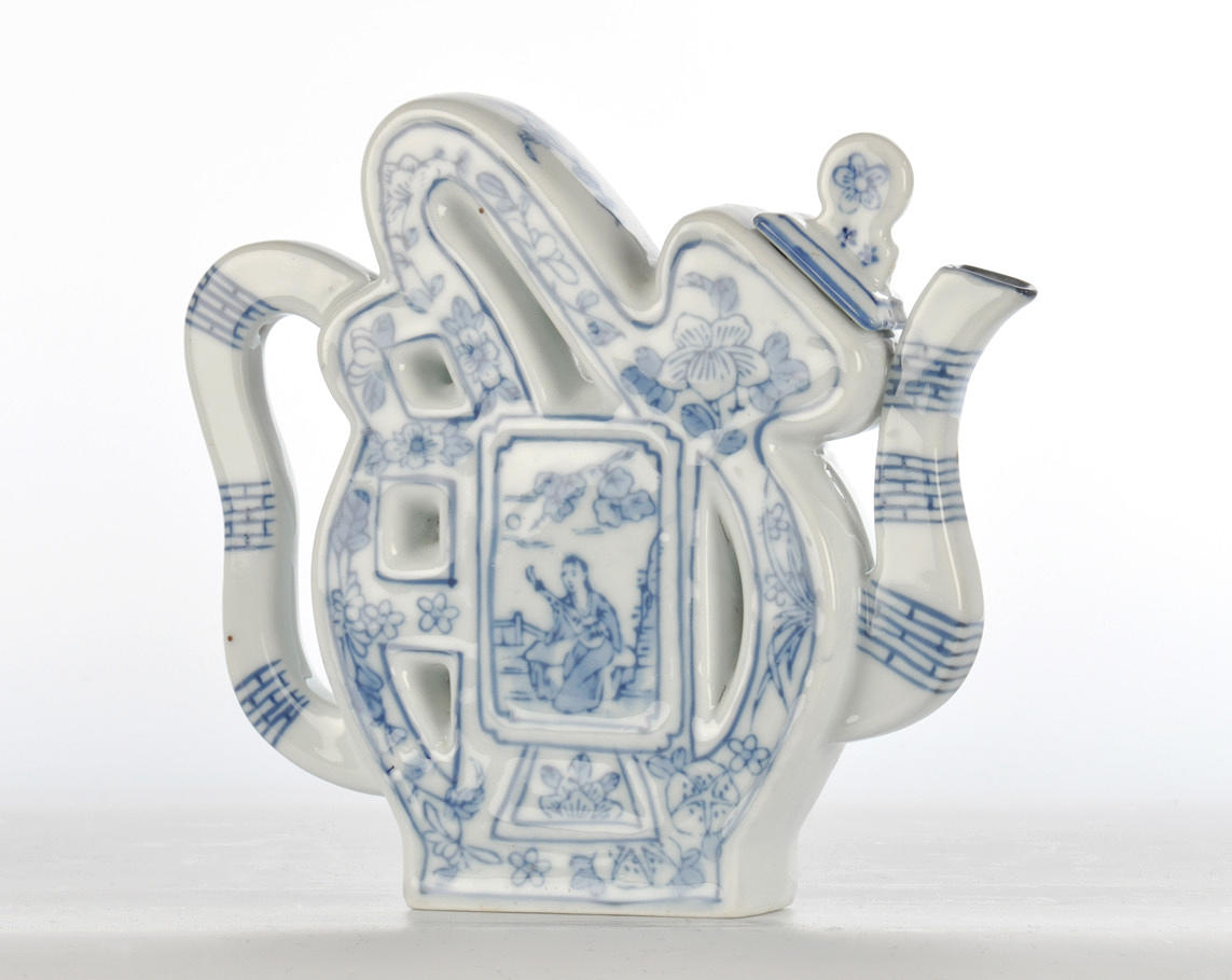 STILISIERTE TEEKANNE. Traditionell dekor blå och vit underglasyr.