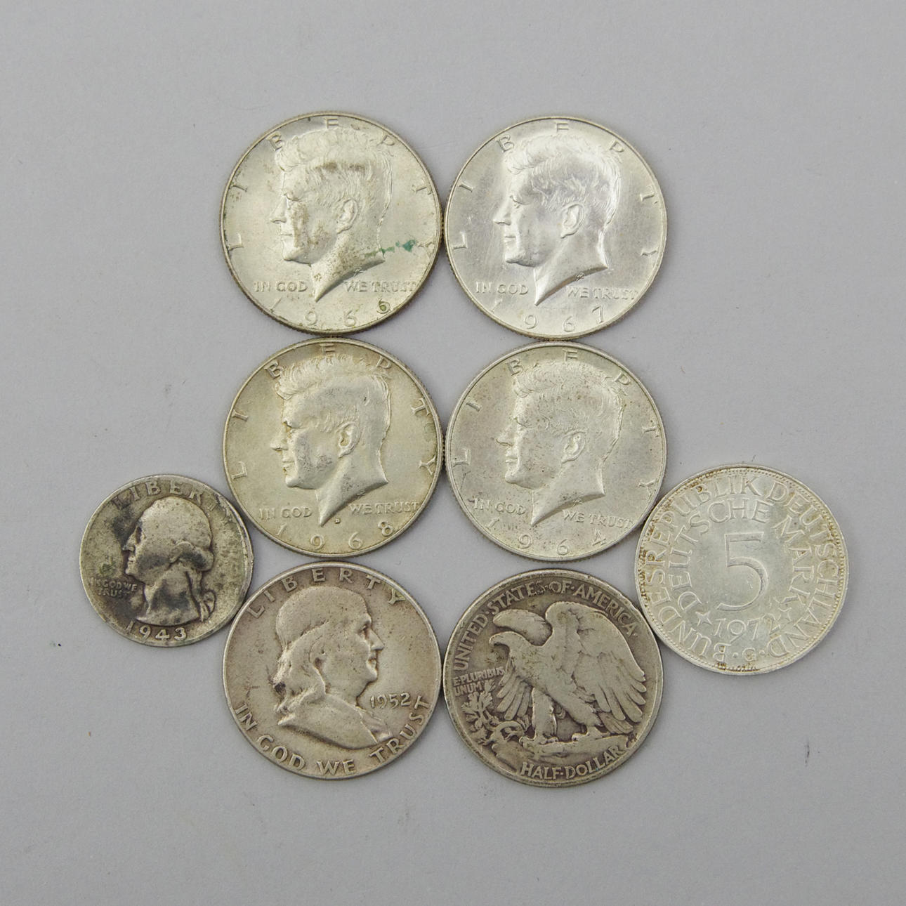 SILVERMYNT, 7 amerikanska och ett tyskt, bl.a. 1/2 dollar samt 5 mark.