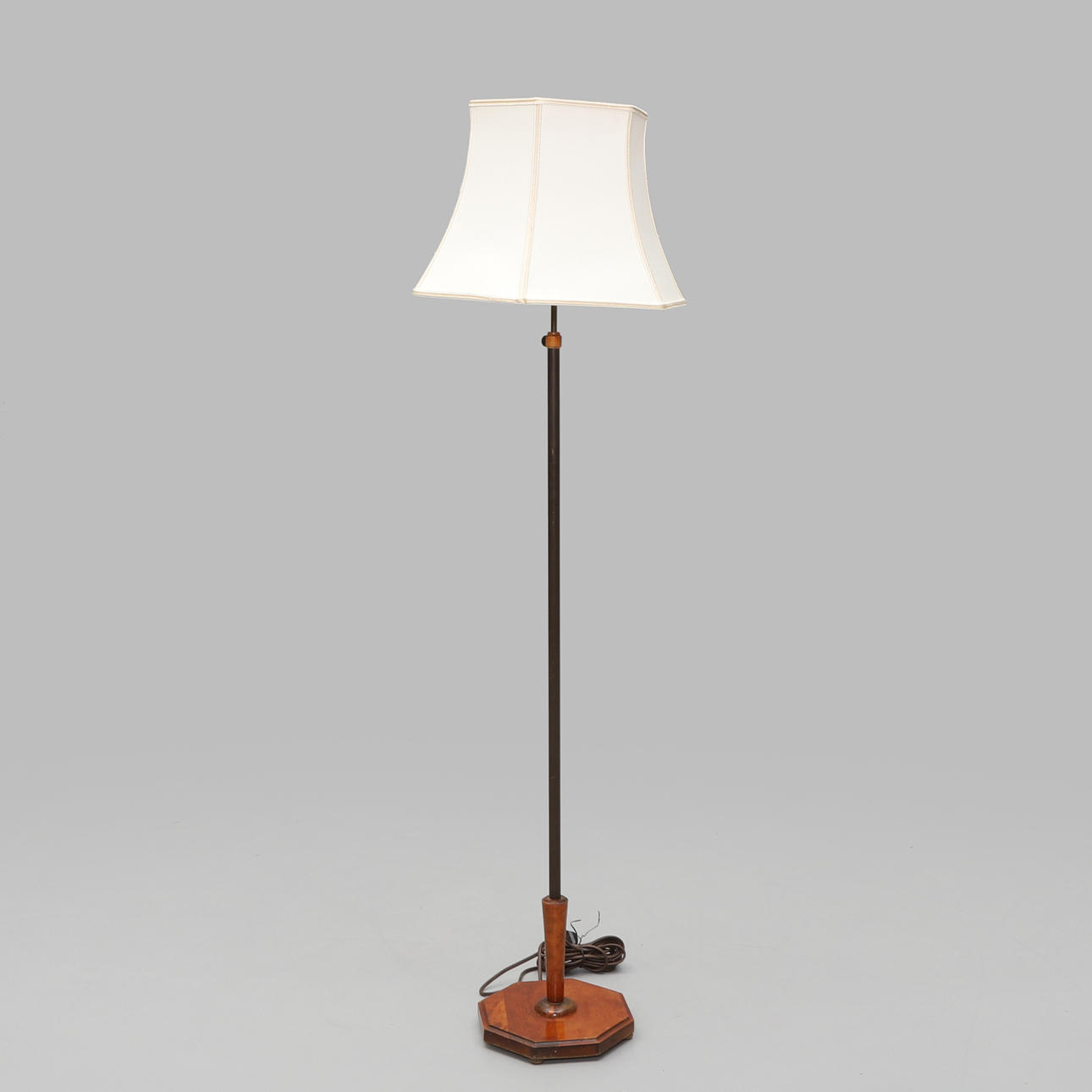 Eine Stehlampe aus den 1940er Jahren.