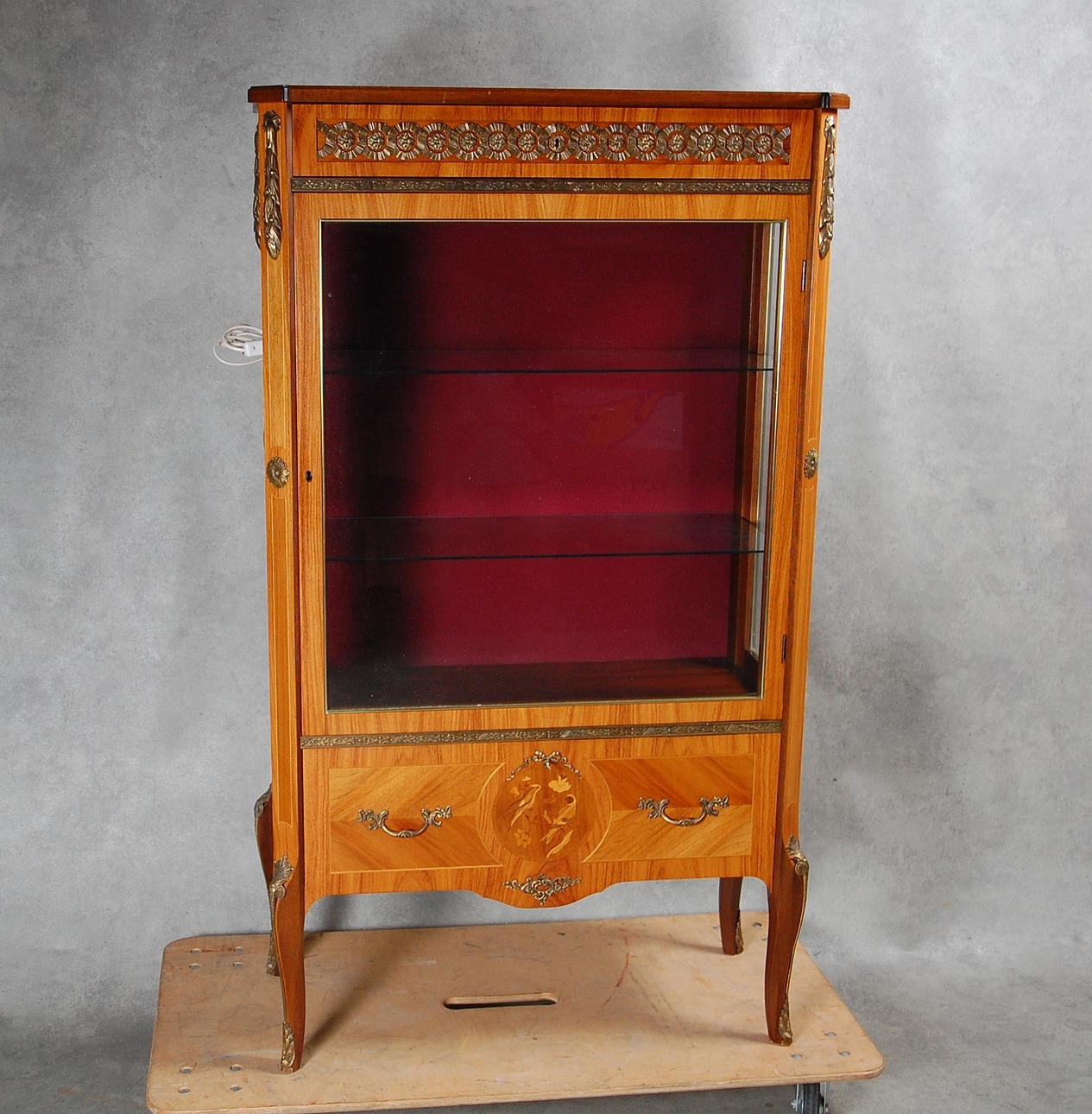 VITRINSKÅP, med belysning gustaviansk stil, 1900-tal.