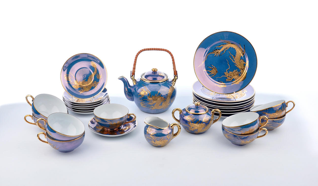 TEESERVICE, JAPAN. 1950-talet, dekoration ”Sunny China” - gyllene drake på en blå bakgrund.