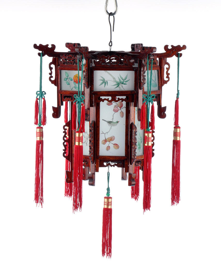 LAMOPA, KINA 1900-TAL. gjord av trä och glasmålning.