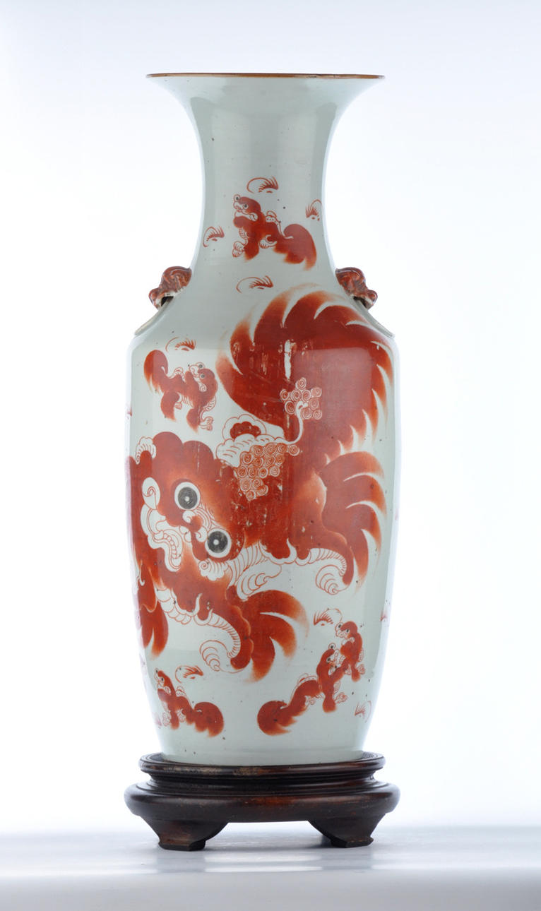 CHINESISCHE BODENVASE. Dekoration av järnröd med Fo dog (Shishi), a tergo figurer, stiliserade handtag.