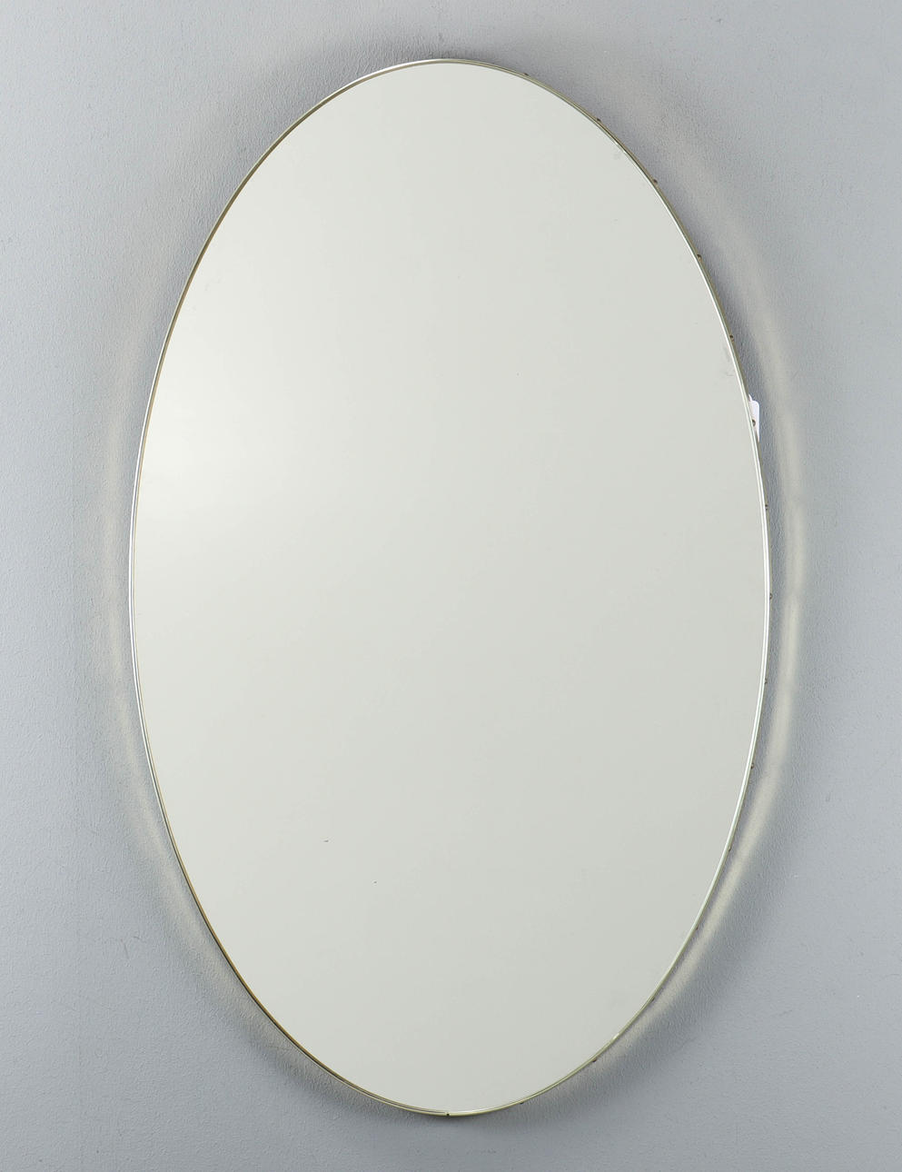 VÄGGSPEGEL med kant i mässing.