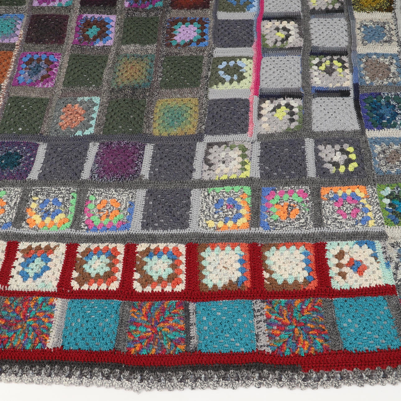 SÄNGÖVERKAST, virkade mormorsrutor, 1900-tal.