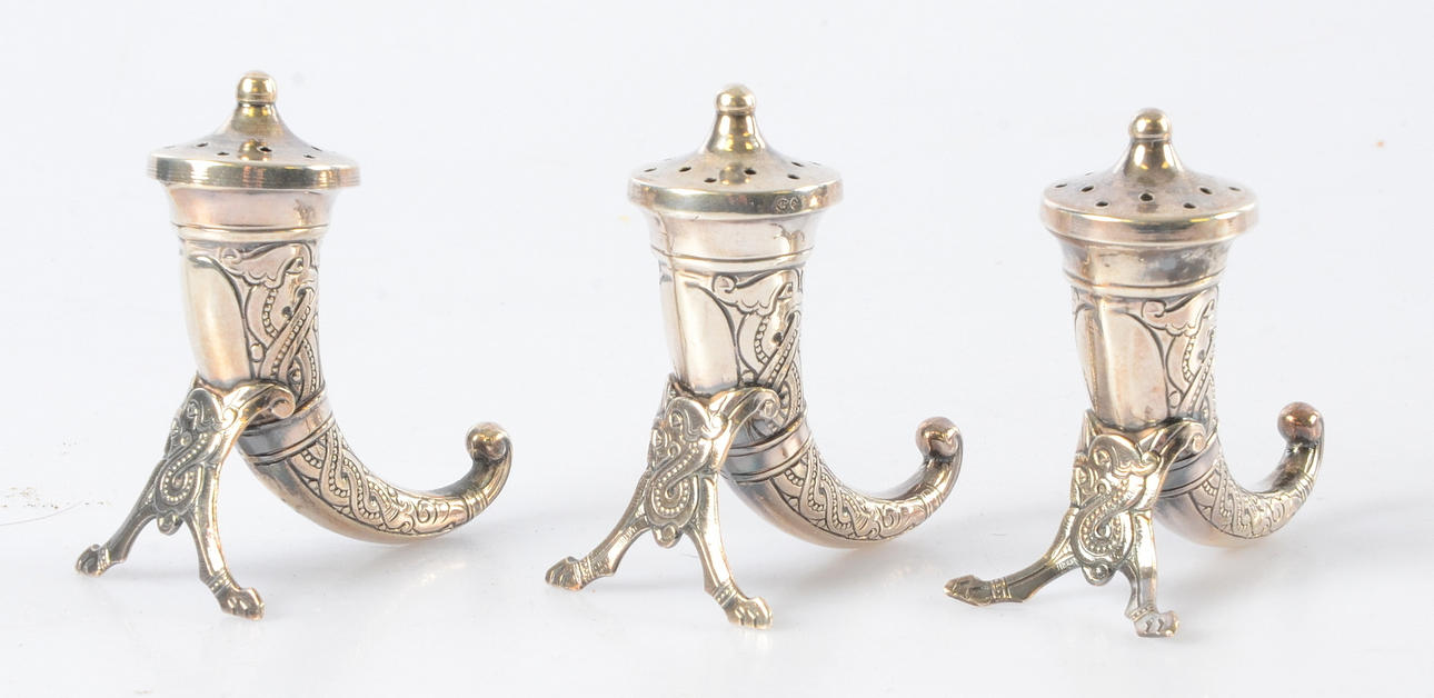 SALTKAR I FORM AV VIKINGAHORN, 3-stycken.