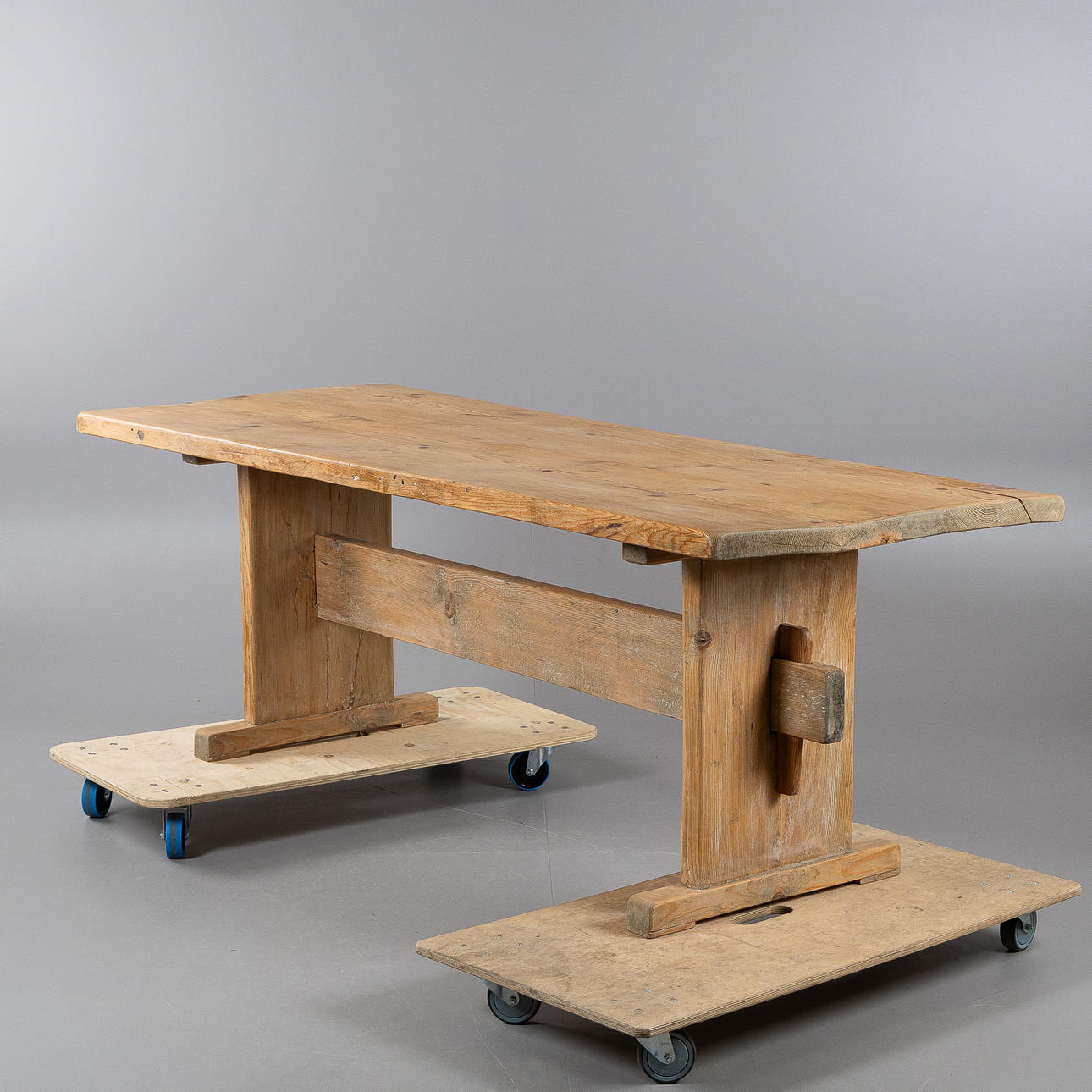 Ein hölzerner Tisch aus Almoge, 19. Jahrhundert.