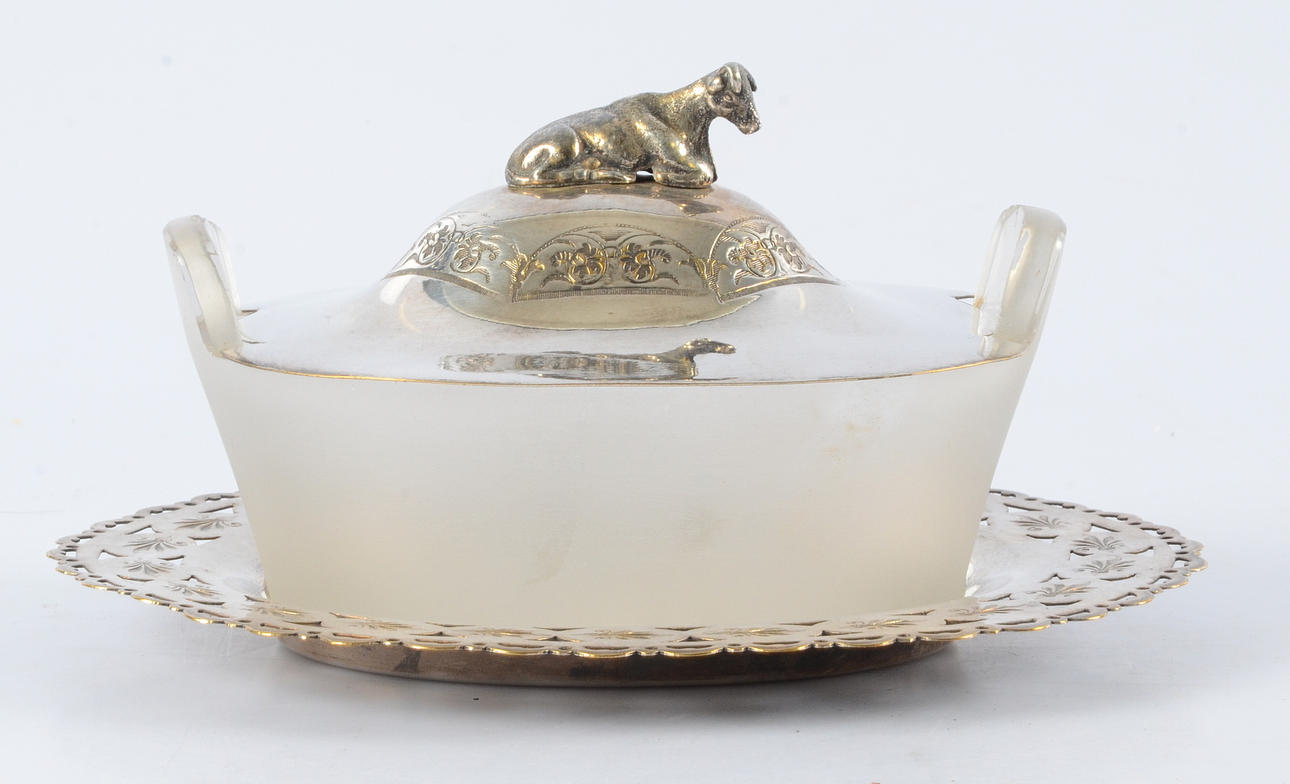 SMÖRBYTTA, vitmetall och frostat glas. 1900-talets första hälft.