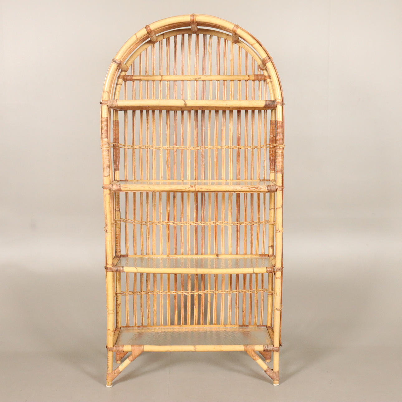 BOKHYLLA, bambu med glashyllor.