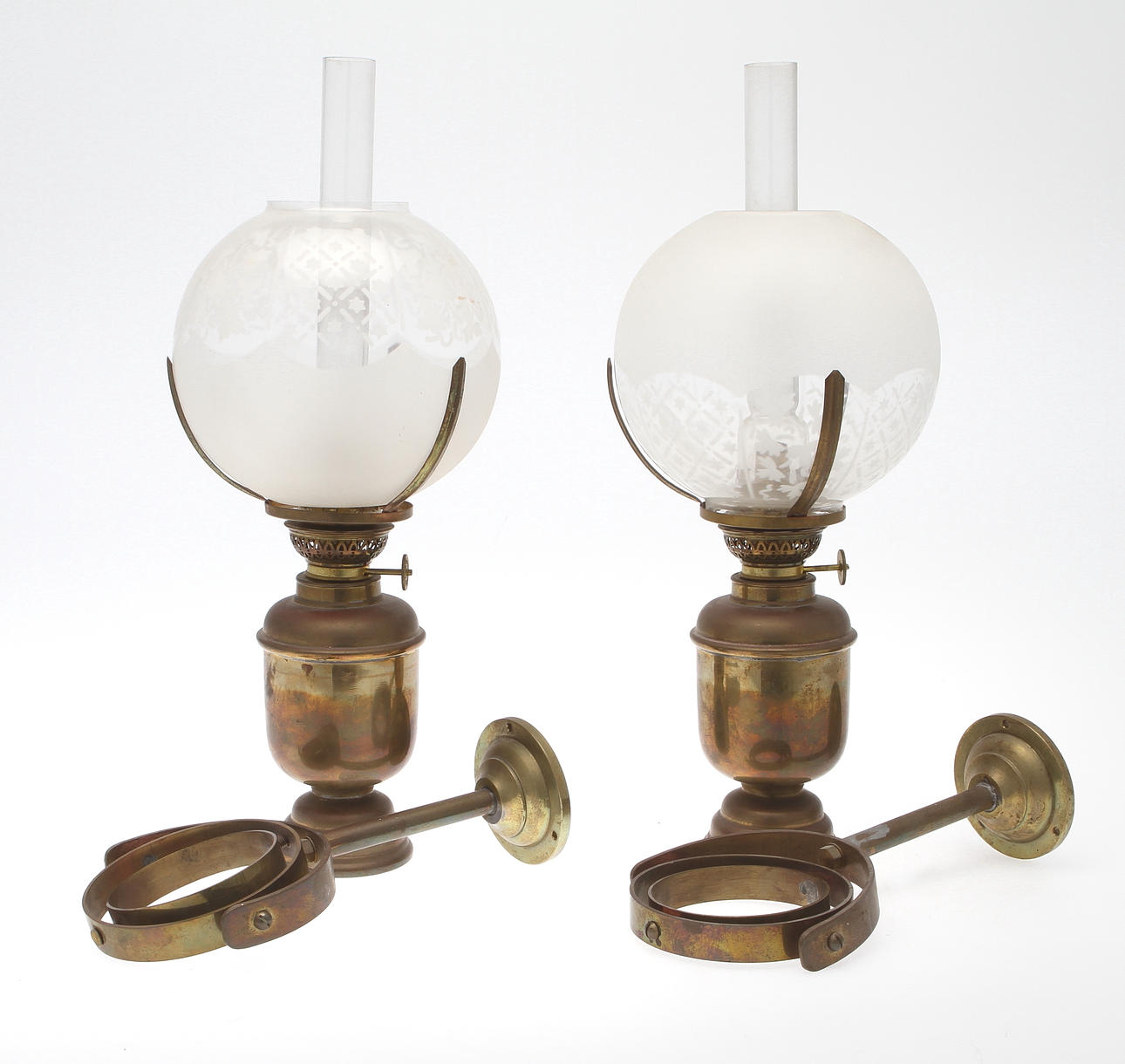 VÄGGLYKTOR. 1 par, mässing och glaskupa, fotogen.