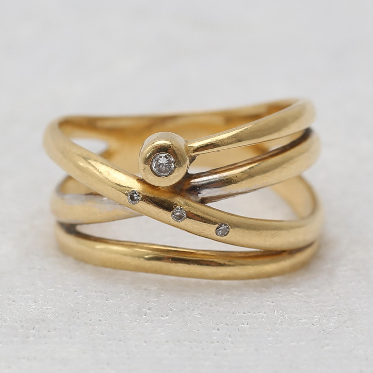 RING 18 k guld med vita stenar, möjligen briljanter, 5,48 g.