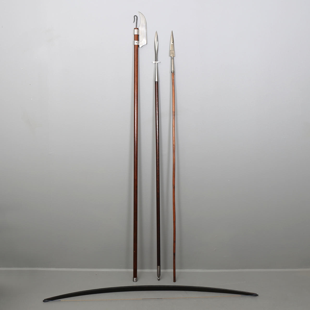 SPJUT 2 st, hillebard och pilbåge.