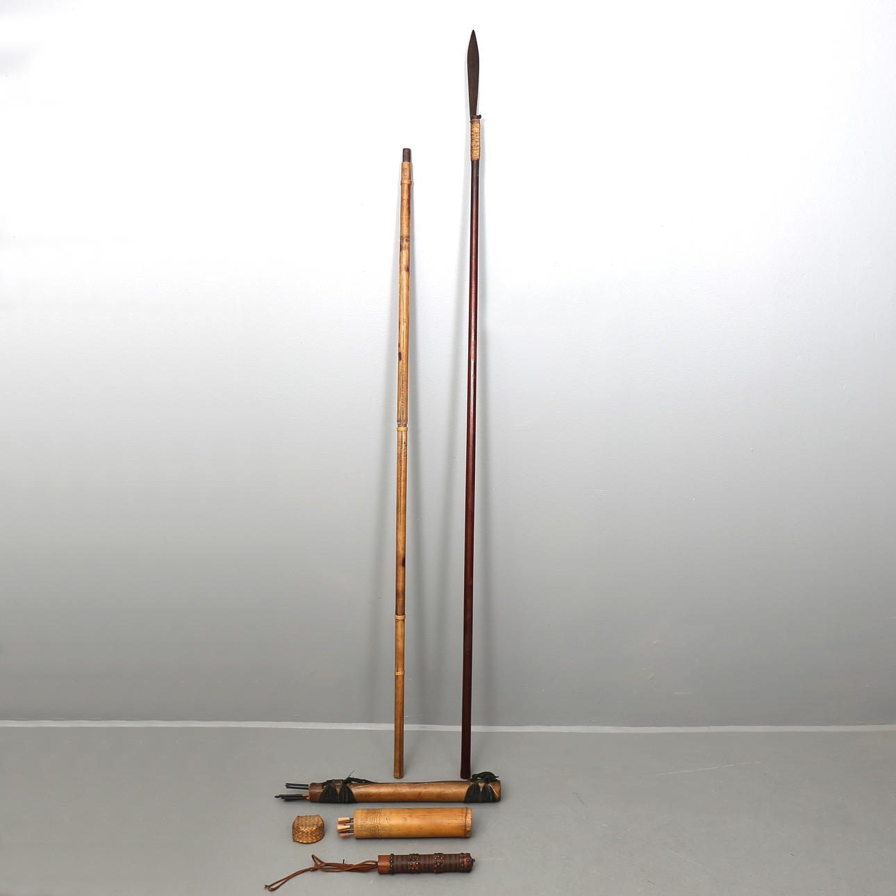 BLÅSRÖR 2 st, 3 koger för pilar, 18/1900-tal.