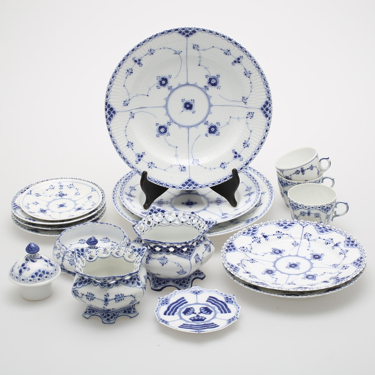 SERVISDELAR, 17 st, defekta, "Musselmalet", Royal Copenhagen Danmark.