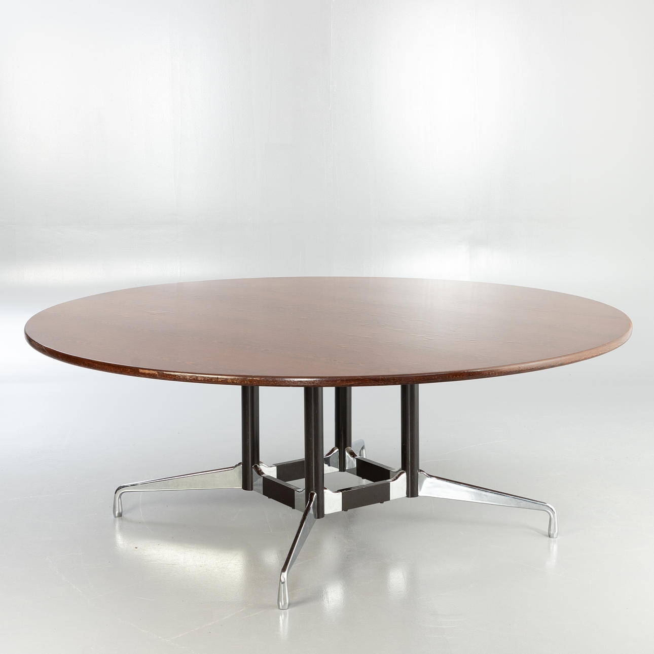 RAY & CHARLES EAMES. Vitra. Runder Konferenztisch / Esstisch "Segmented Table".