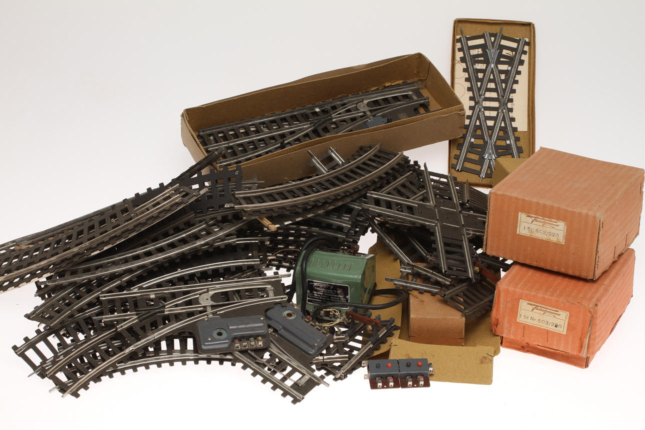 MODELLTÅG FLEISCHMANN Räls, växlar och transformatorer.