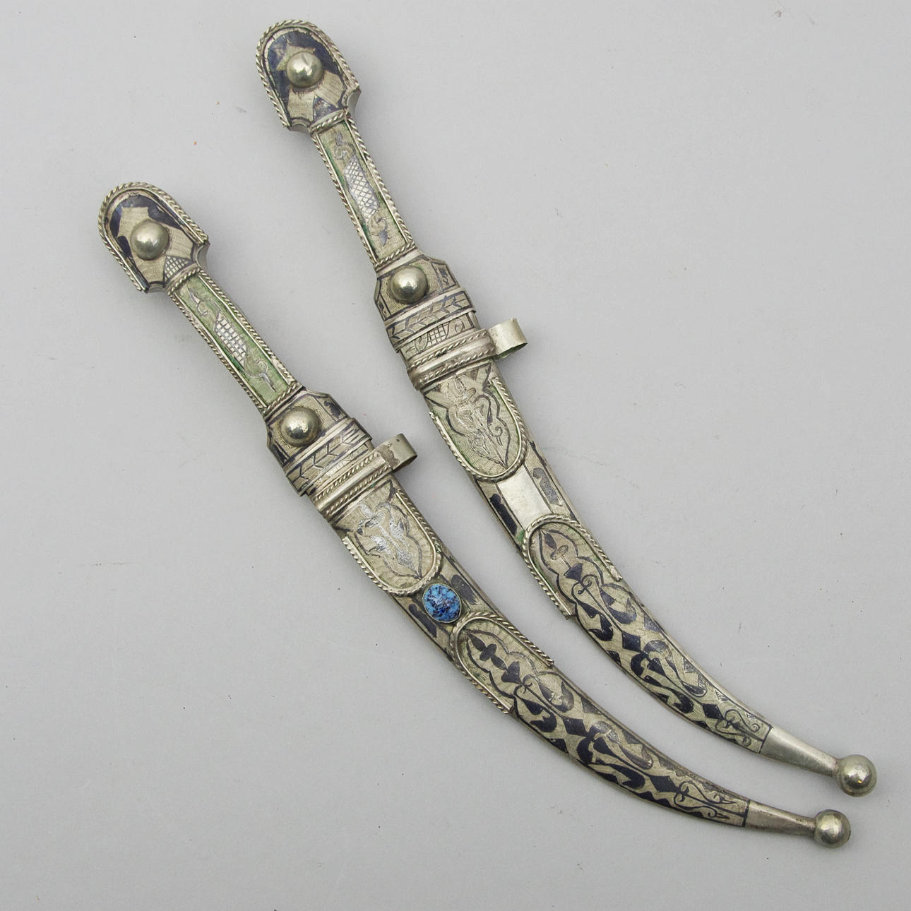 DRÄKTKNIVAR, 2 stycken, kindbaler, silver med niello.