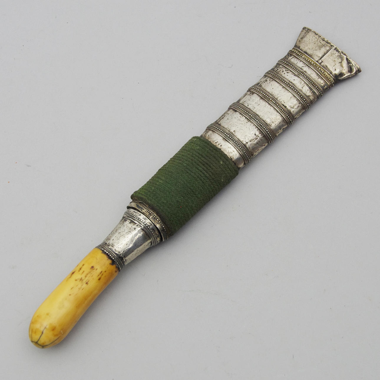 DRÄKTDOLK, Burma, silver med valrosstand, 1800-tal.