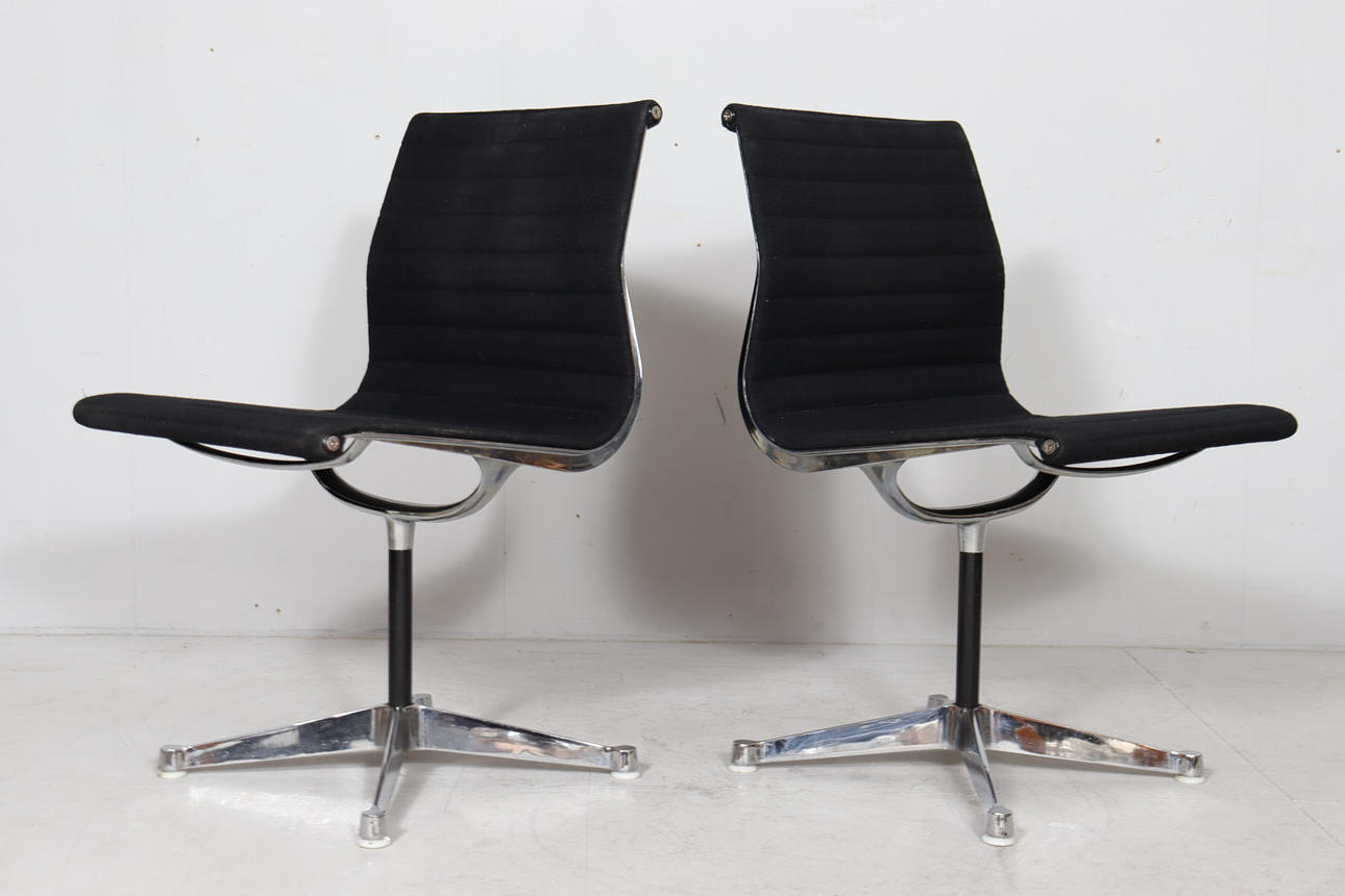 RAY & CHARLES EAMES. Set med 2 aluminiumstolar, modell: EA 105 för Herman Miller, 1970-tal.