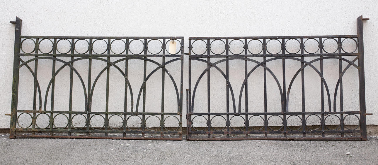 JÄRNGRINDAR ett par samt del av STAKET, smide, 1900-tal.