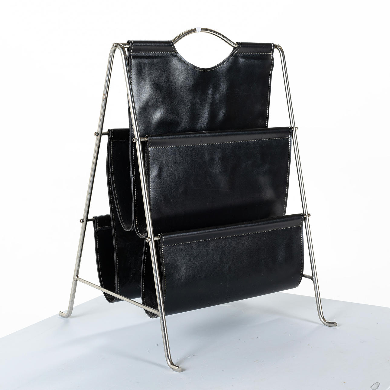 TIDNINGSSTÄLL, läder/krom, samtida.