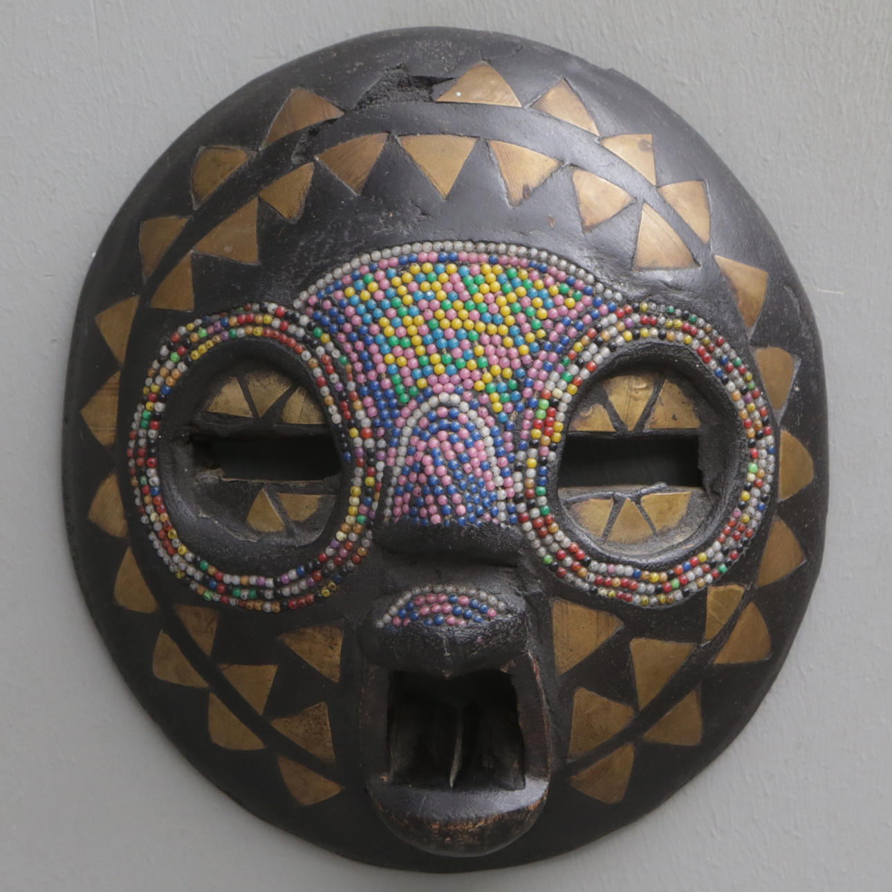 DEKORATIV MASKE, træ/perleindretning, Afrika, moderne.