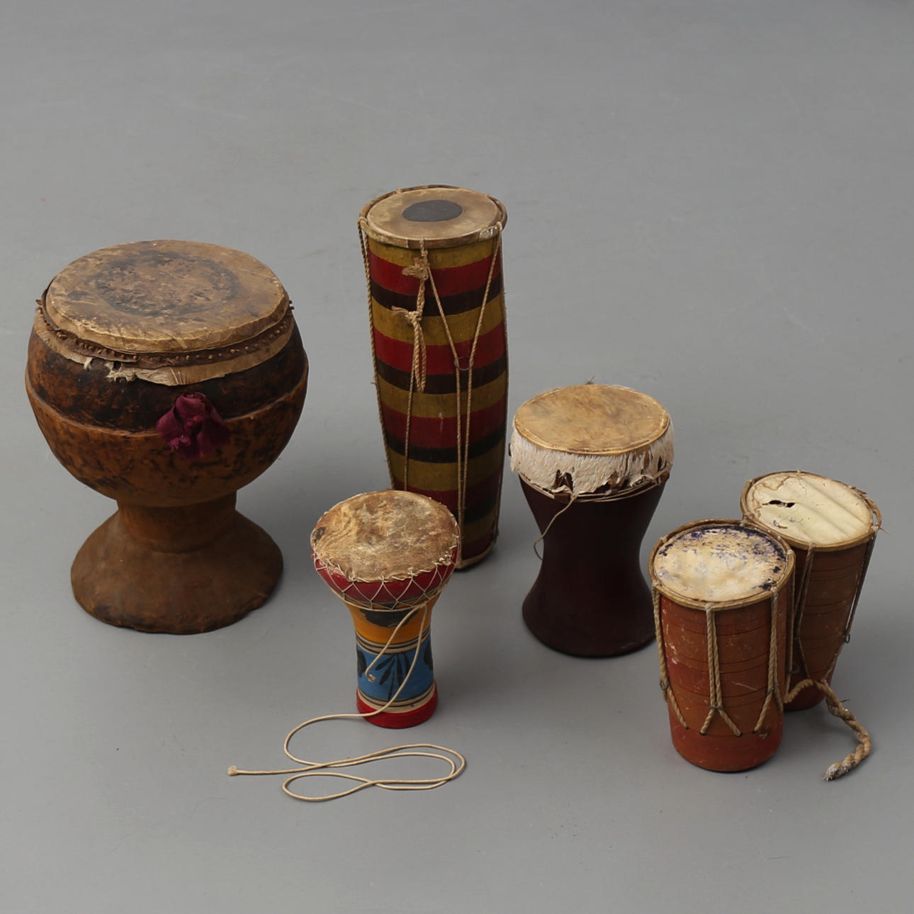 TROMMELN 5 Stück, wohl Afrika.