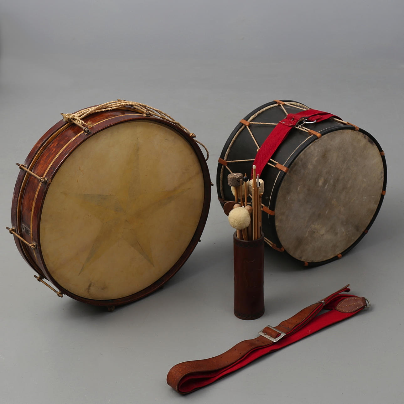 TRUMMOR 2 st, bastrummor, trä, metall 18/1900-tal.