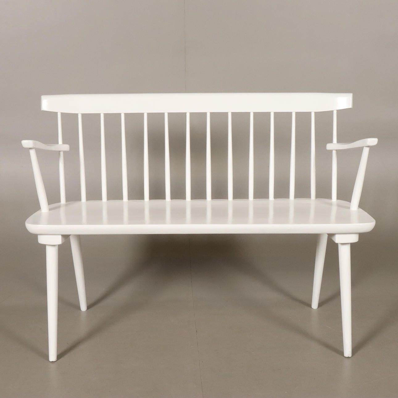 KEITTIÖN SOHVA/VUODESOHVA, MAALATTU PUU.