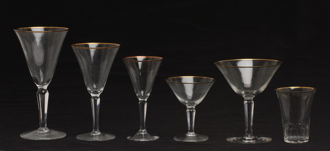 GLASSERVIS, 44 delar, klar glasmassa med guldkant, 1900-tal.