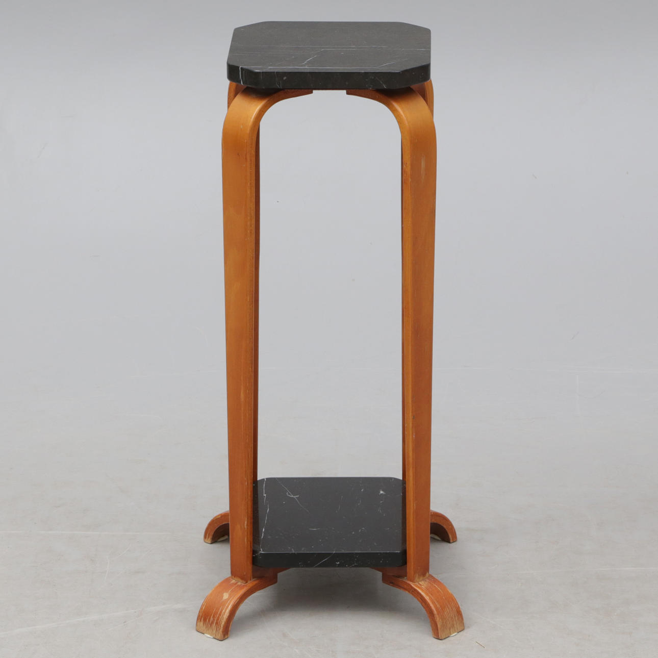 PIEDESTAL, træ/sort marmor.