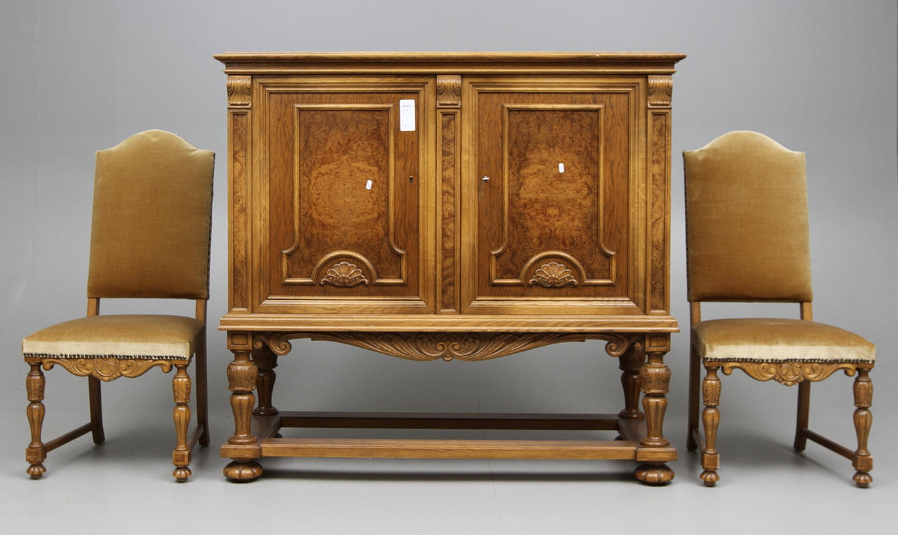 SKÅP. Ek, samt 2 stolar 1900-talets mitt.