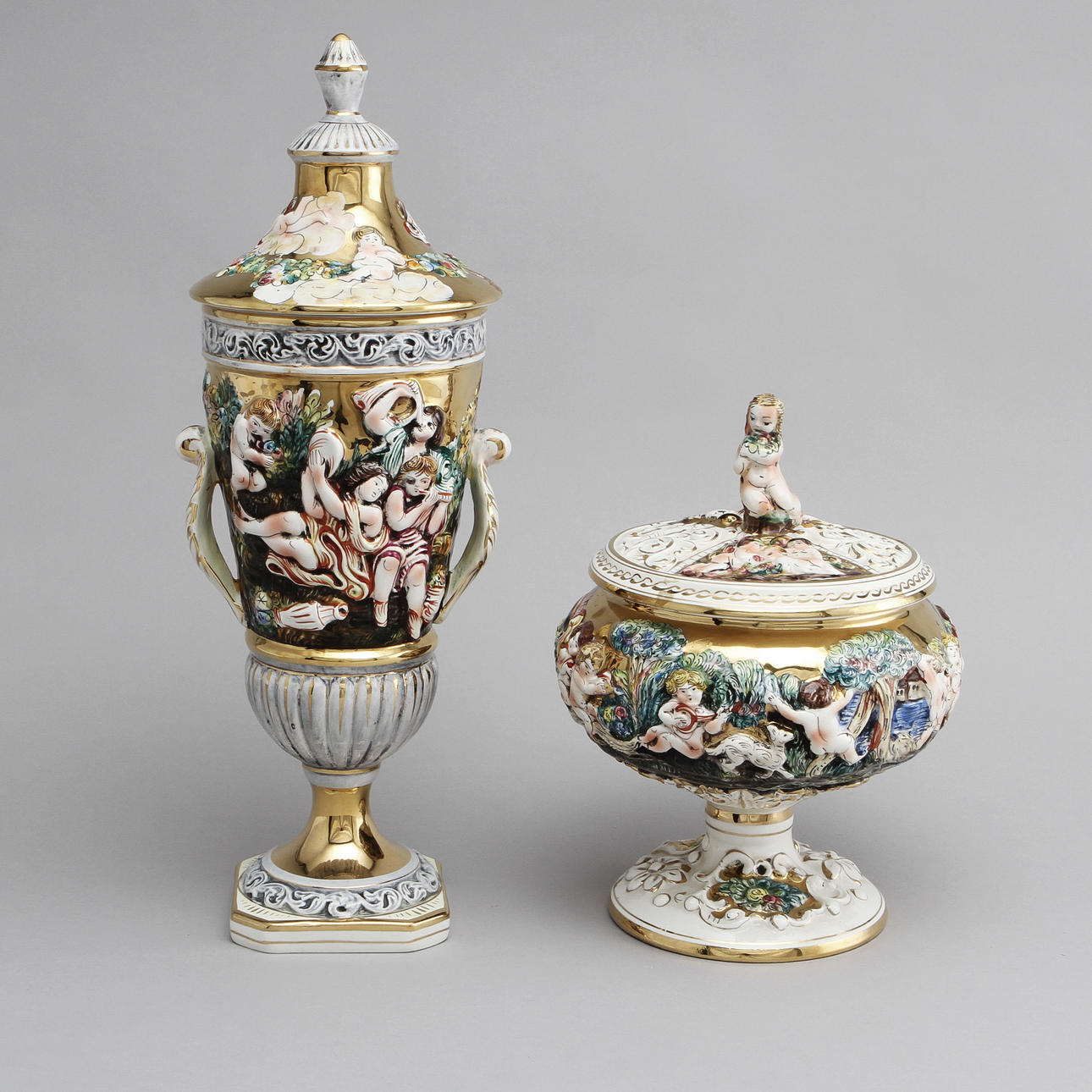 URNA MED LOCK och SKÅL PÅ FOT MED LOCK, porslin. Capo di Monte, Italien.