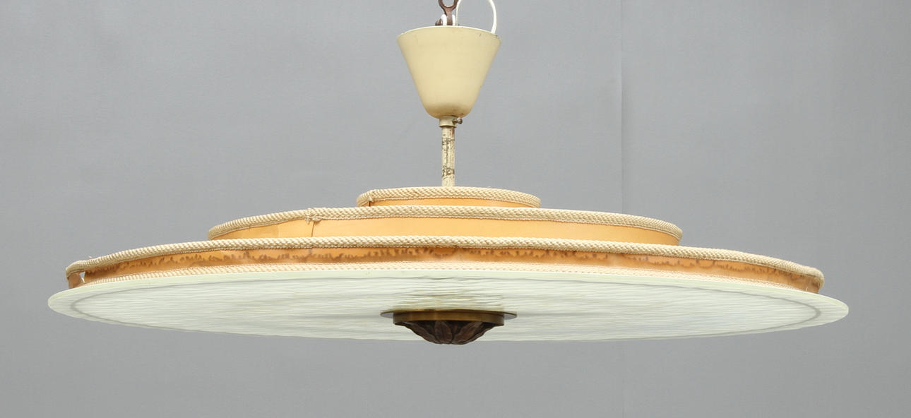 TAKLAMPA, råglasskiva med etsad dekor av blad, 1930-tal.