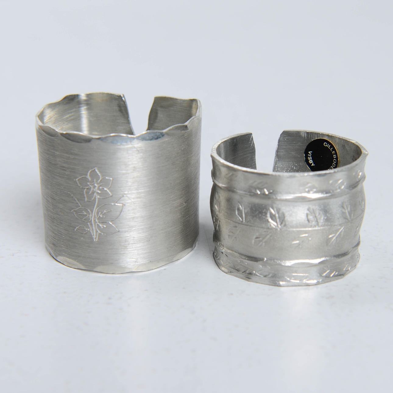 SERVETTRINGAR, 14 st, tenn.