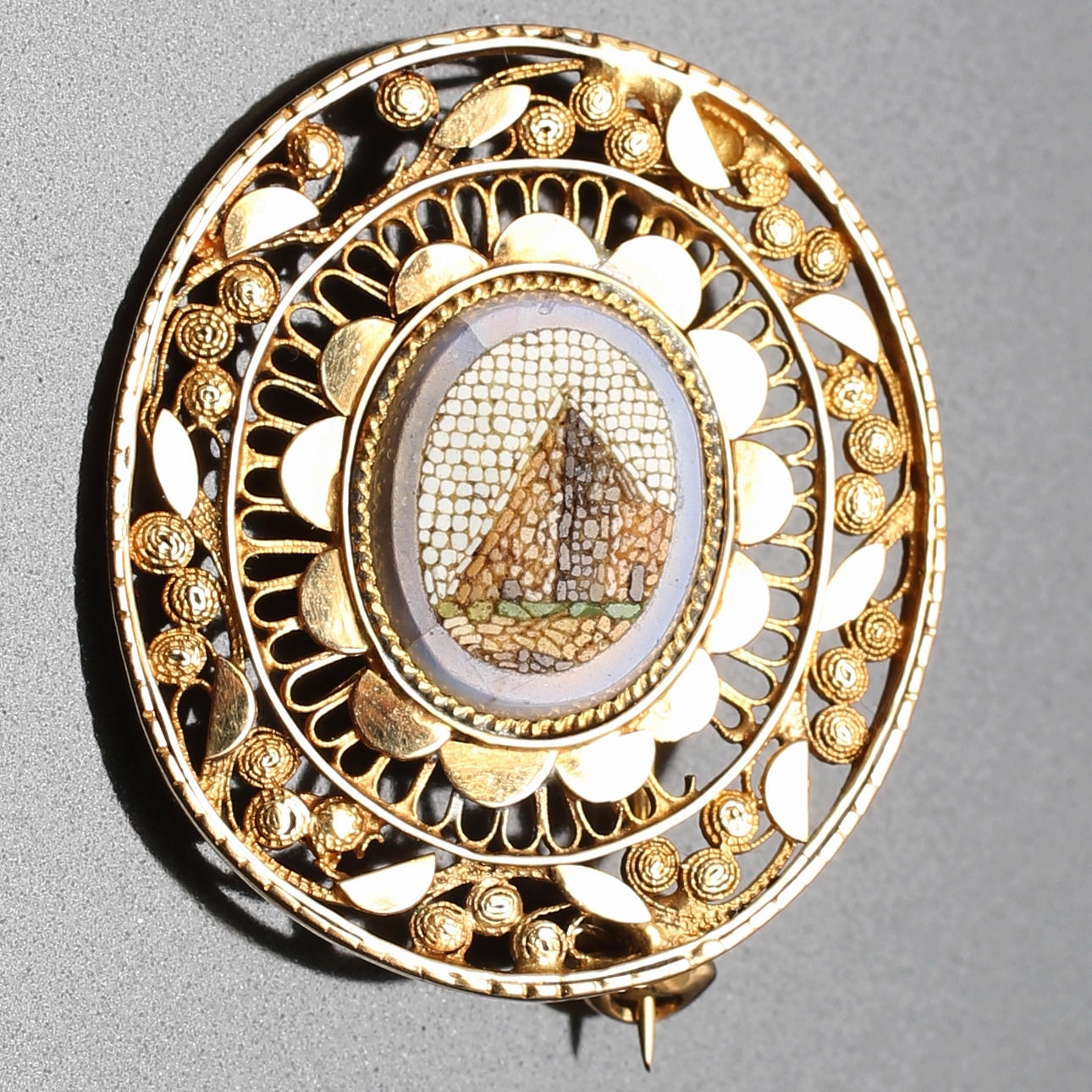 BROSCH i 18 K guldfiligran med mikromosaik. Italien 1800-tal.