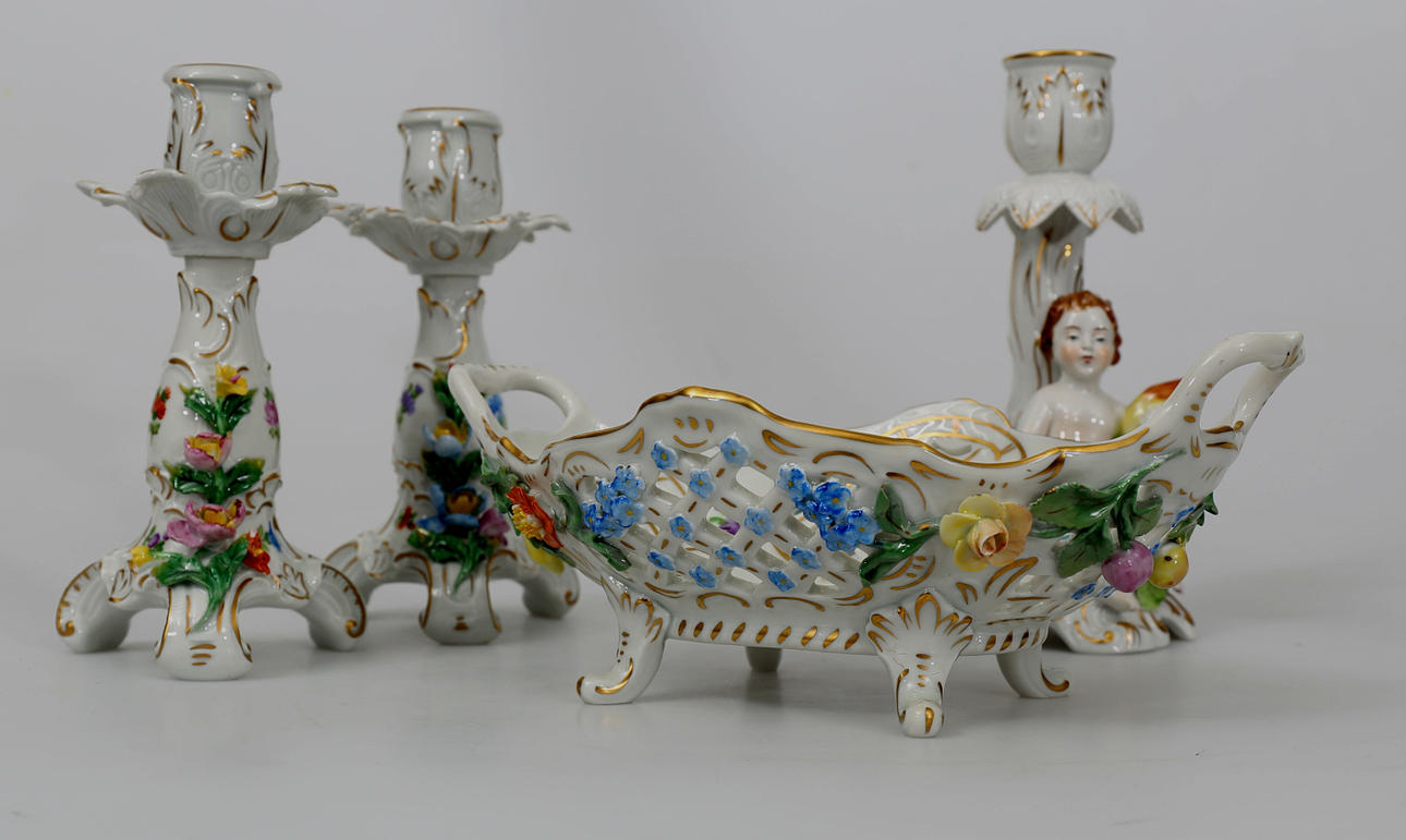 LJUSSTAKAR OCH SKÅL, porslin, 4 delar, bland annat Dresden.