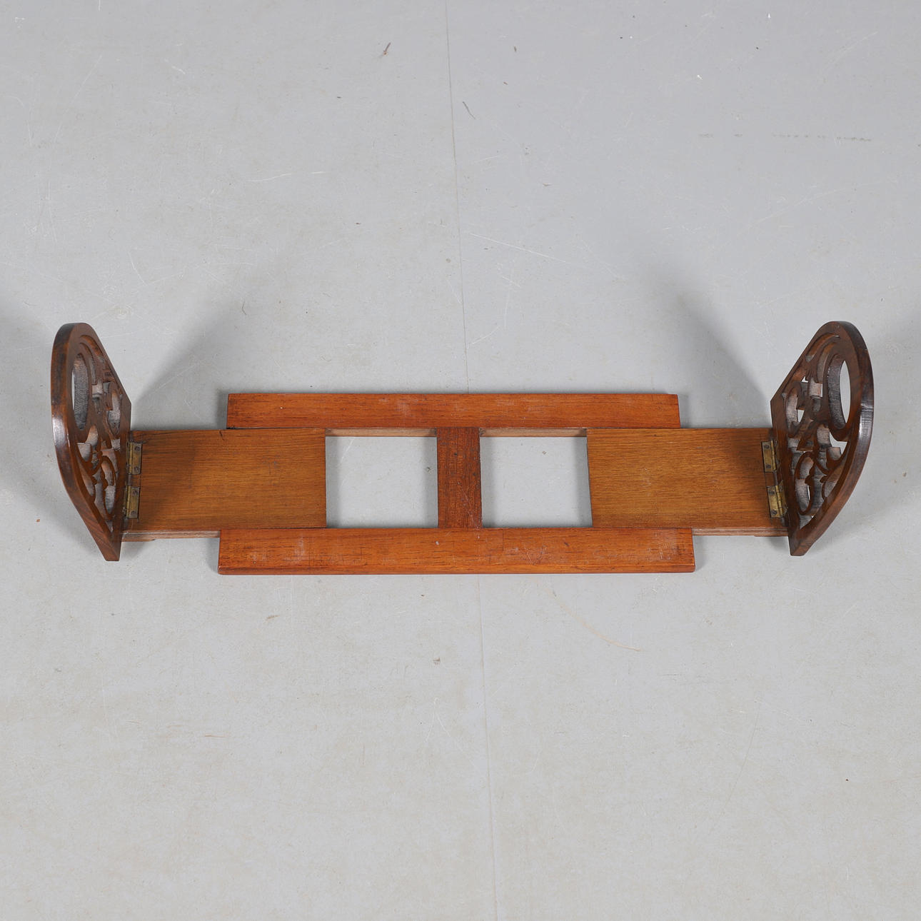 EINE VIKTORIANISCHE BUCHFOLIE AUS NUSSBAUMHOLZ.