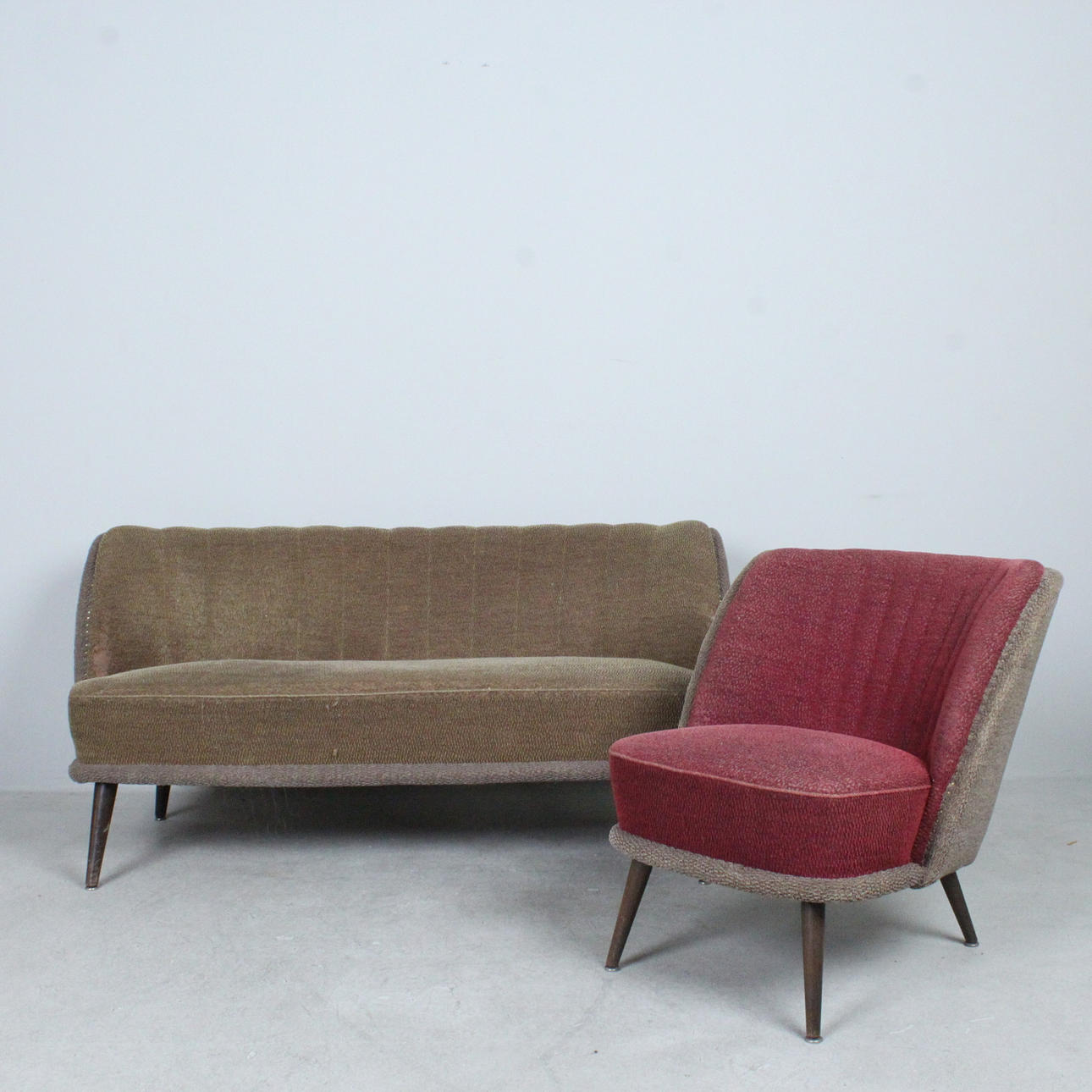 Cocktailsofa und Sessel der 1950er Jahre.