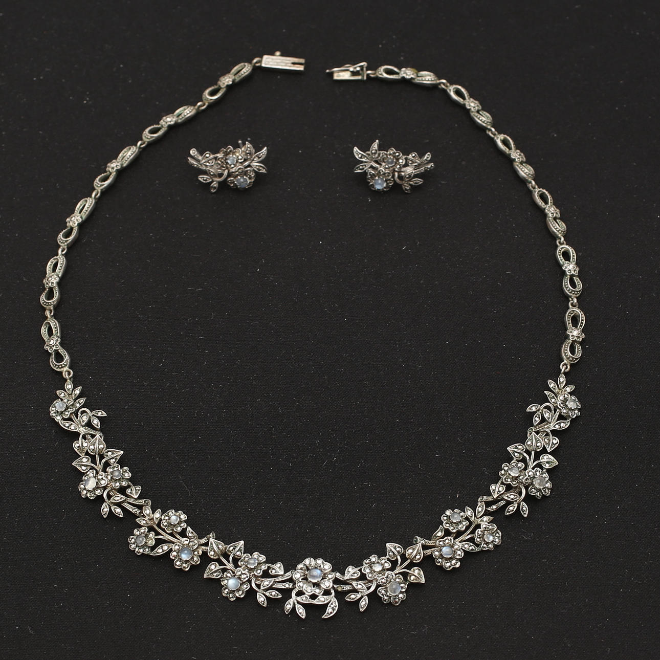 HALSBAND samt ÖRHÄNGE, silver och markasiter.