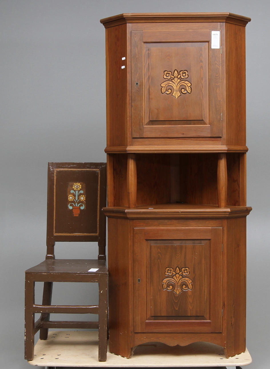 HÖRNSKÅP SAMT STOL, 1800 och 1900-tal.