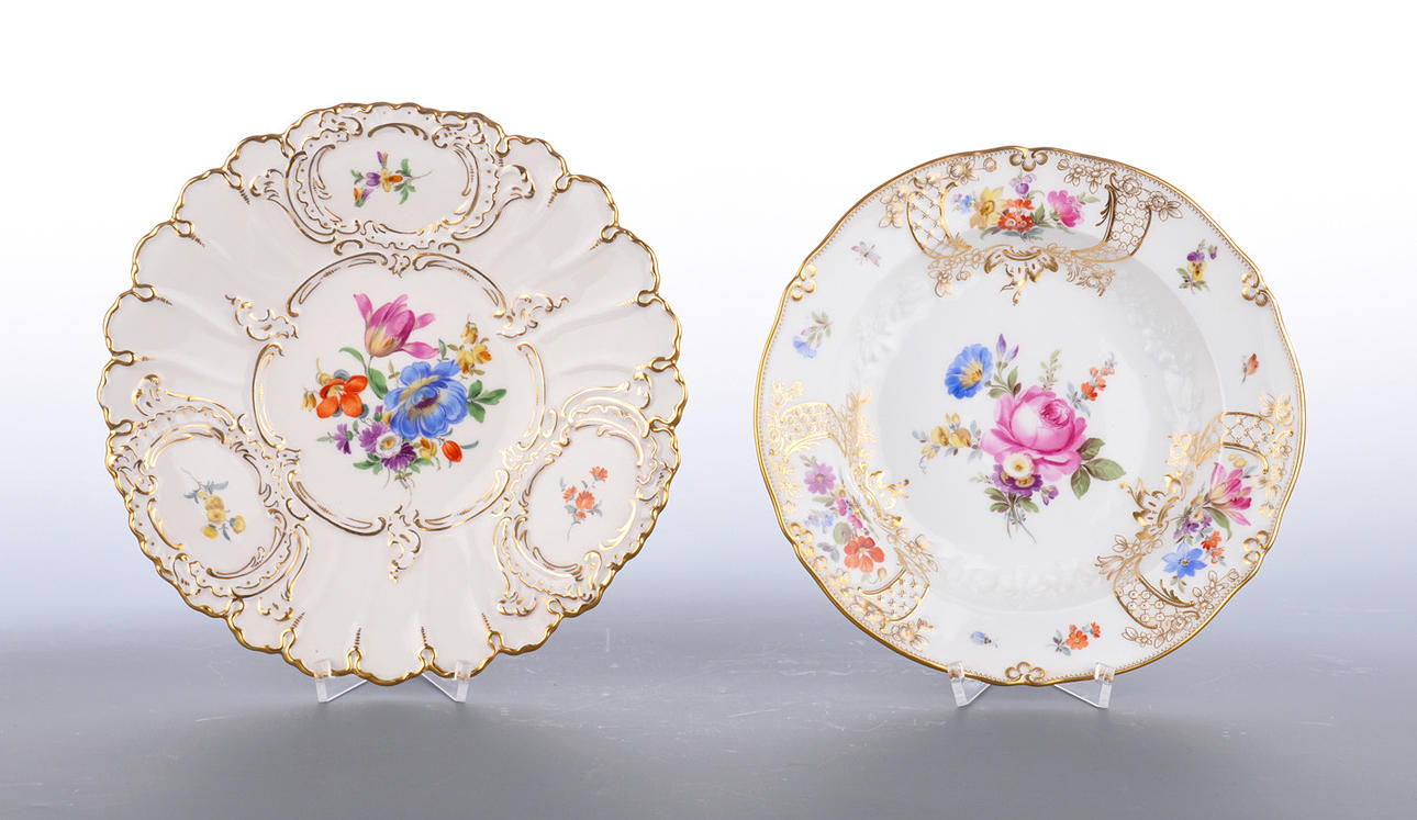 MEISSEN. Dekorativ tallrik med blommålning och guld.
