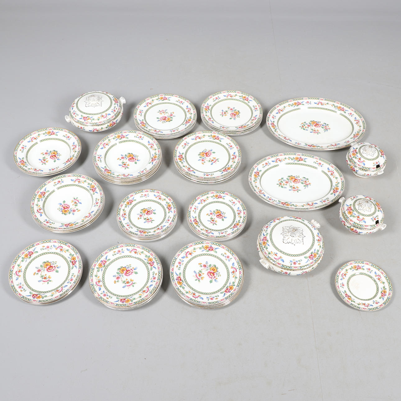 TAFELSERVICE AUS KERAMIK MIT BLUMENMUSTER.