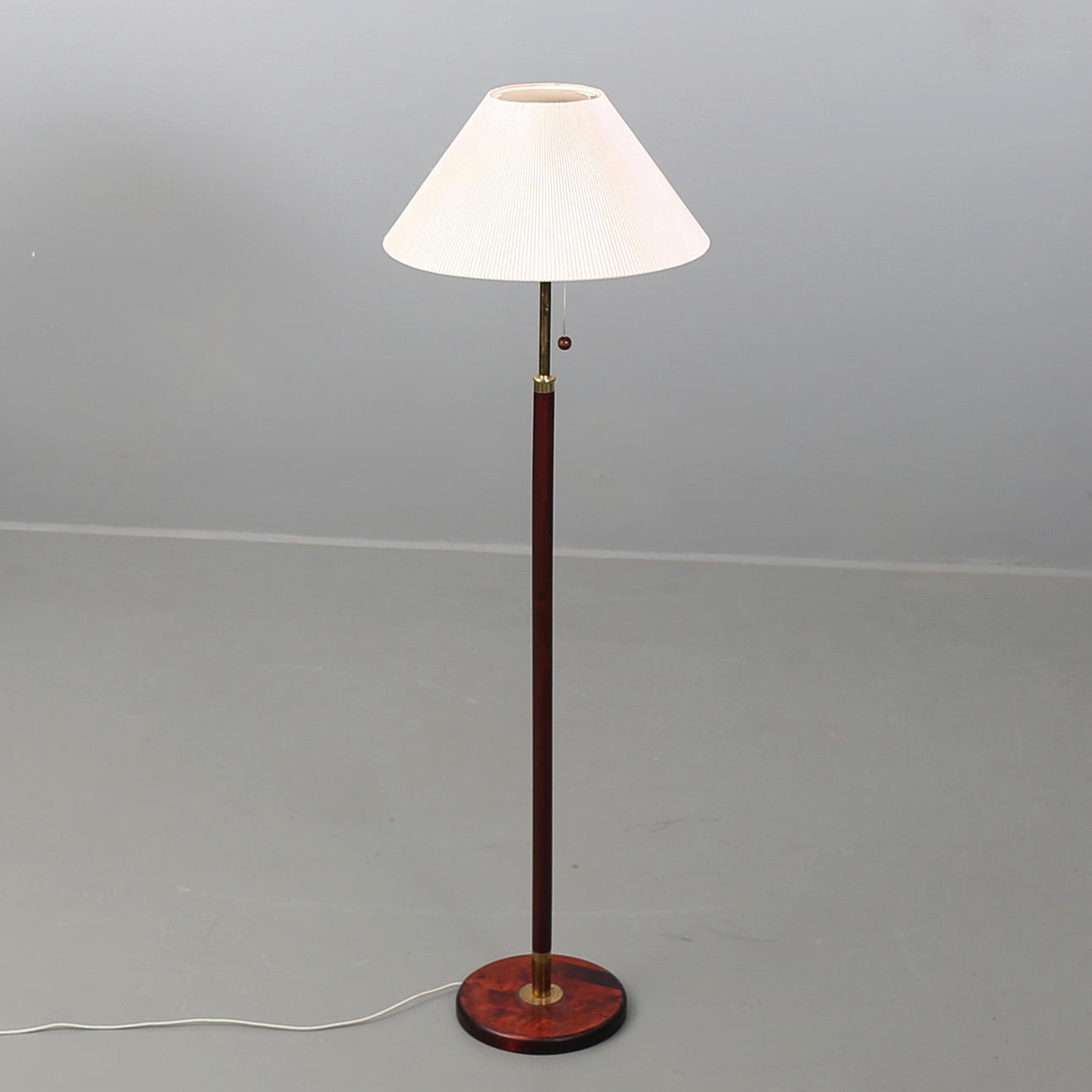 GOLVLAMPA i trä och gulmetall, IKEA Sweden AB.