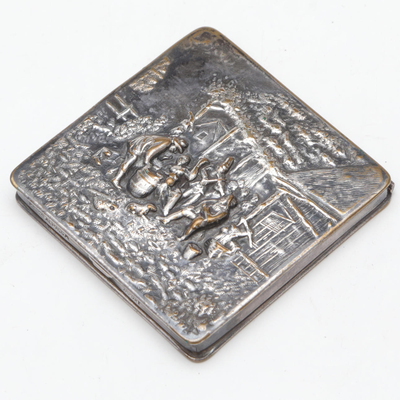 Una caja de pólvora plateada.