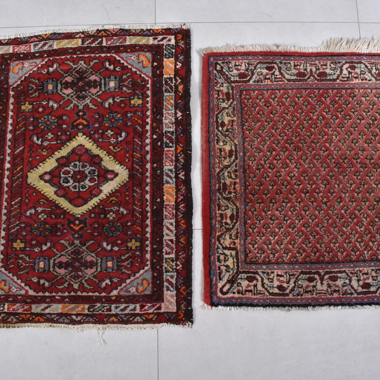 Et sæt med 2 håndknyttede tæpper.